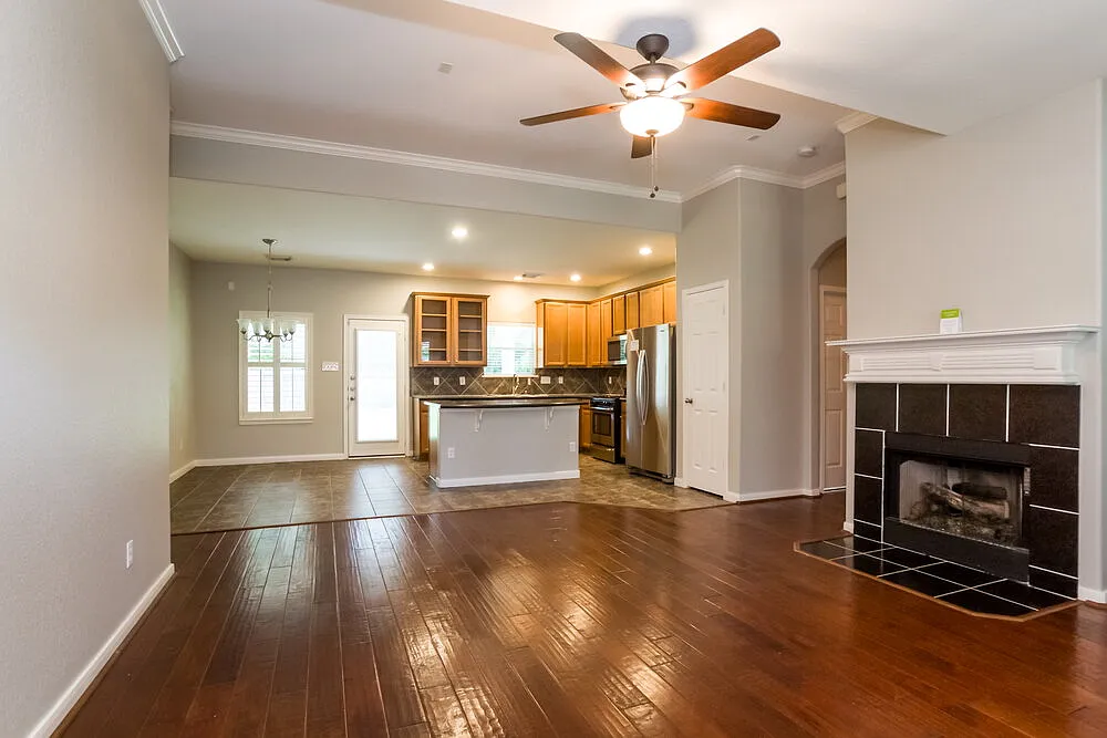 3 bed, 2.0 bath, 1639 sqft, $1,900 — Photo 2