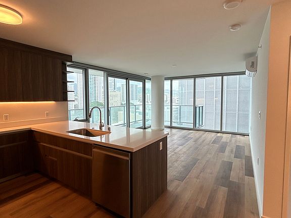 4th image of 1515 Liona St #1011