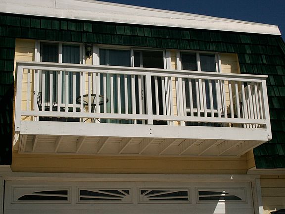 Upstair apt. A balcony