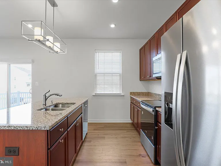 100 Stafford Pl — Photo 6