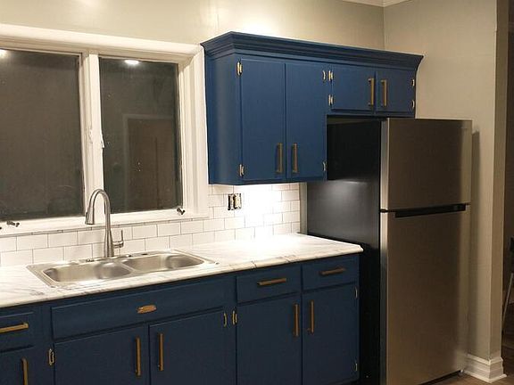 2nd image of 915 Columbus Pkwy #1