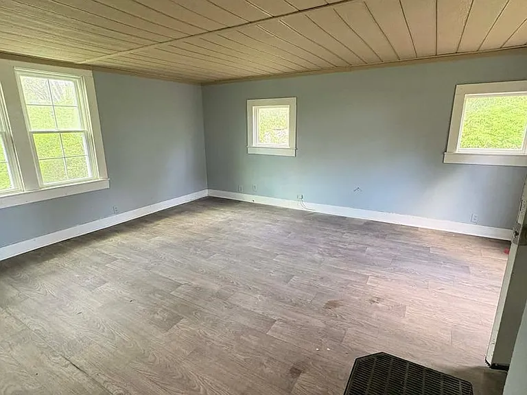 205 Leslie Ave — Photo 2