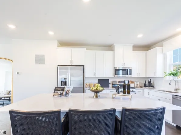 81 Eastwood Ter, East Hanover Twp., NJ 07936