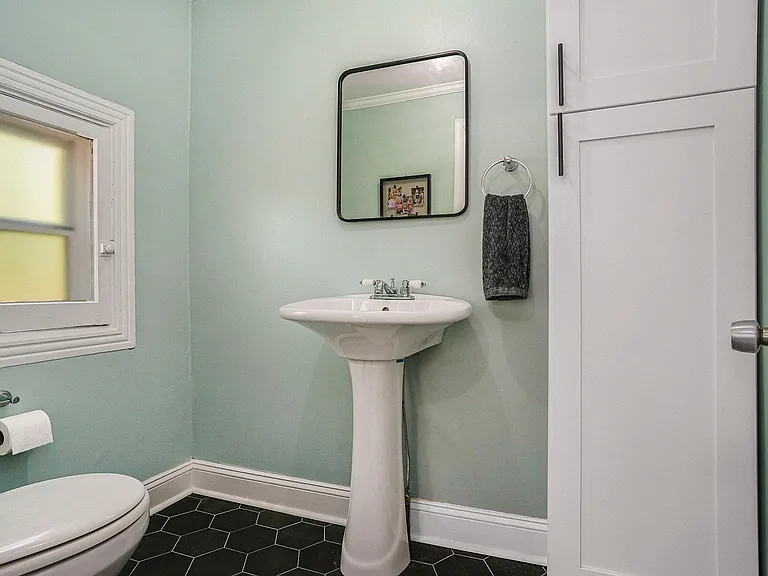 351 Washington Ave — Photo 15