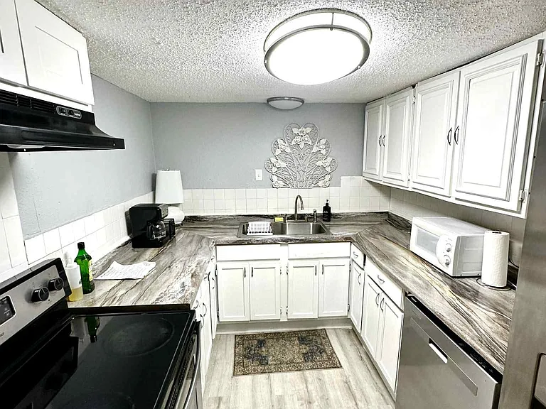 1511 N Summit Ave #4 — Photo 4