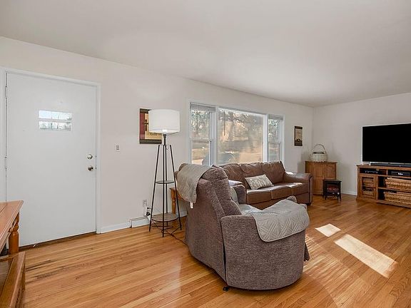 3rd image of 1104 NE Shady Lane Dr