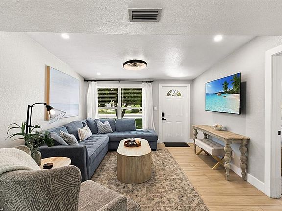5th image of 2160 Holiday LN