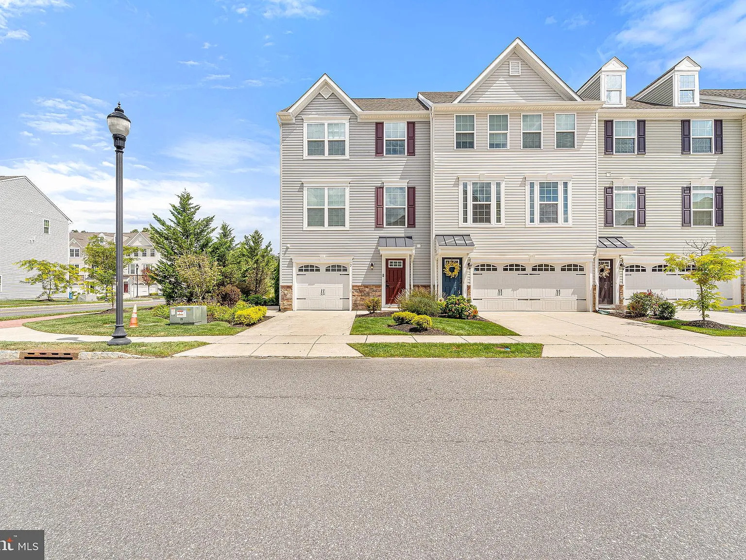 3 bed, 2.5 bath, 2136 sqft, $3,400 — Photo 2