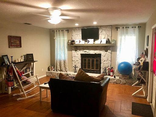 3rd image of 10930 Highview Dr