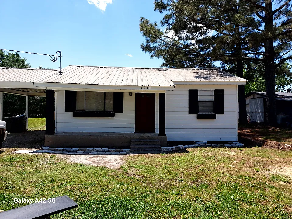4711 Mitchell Dr