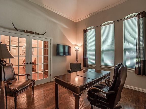 3rd image of 818 Parkwood Ct