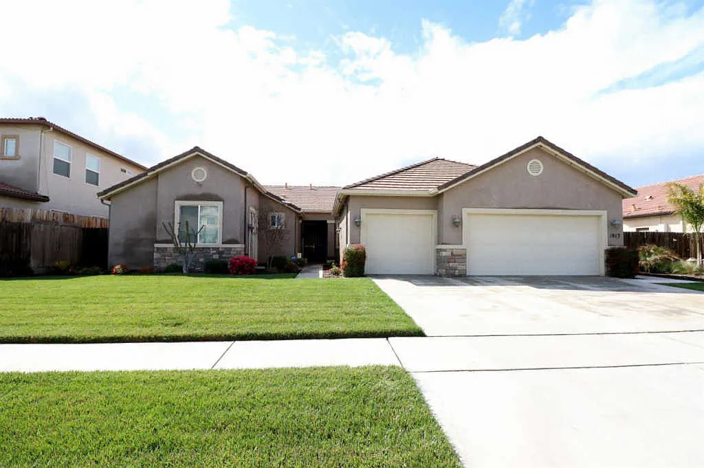 1813 Champagne St photo 1