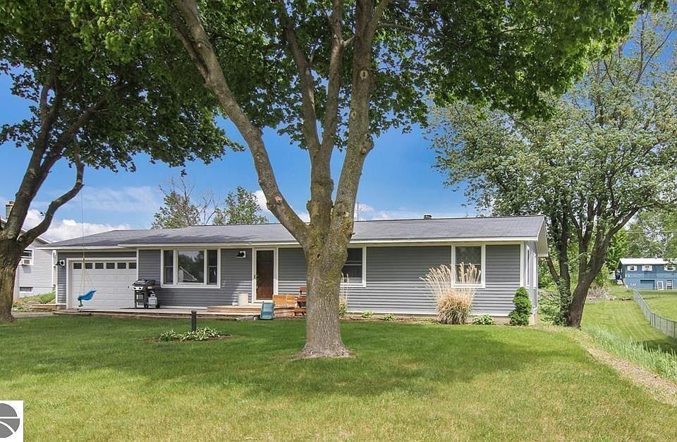 1st image of 820 Meadow Dr