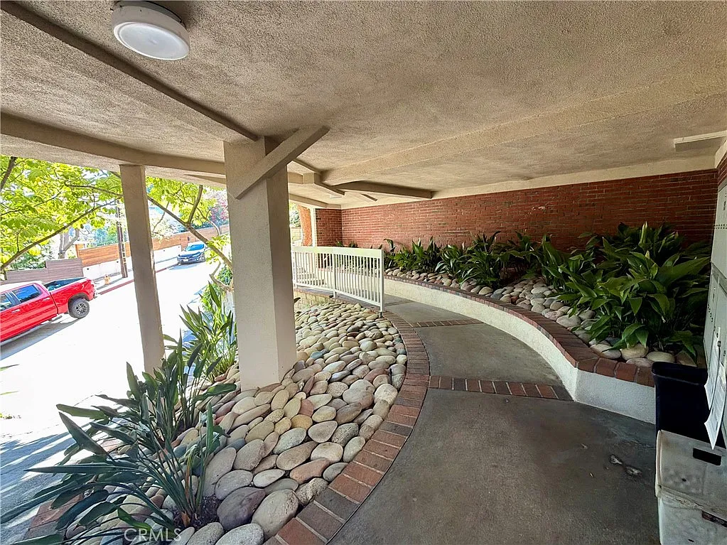 2 bed, 17906 sqft, $2,795 — Photo 2