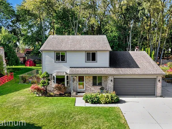 33704 Roselawn St, Chesterfield, MI 48047