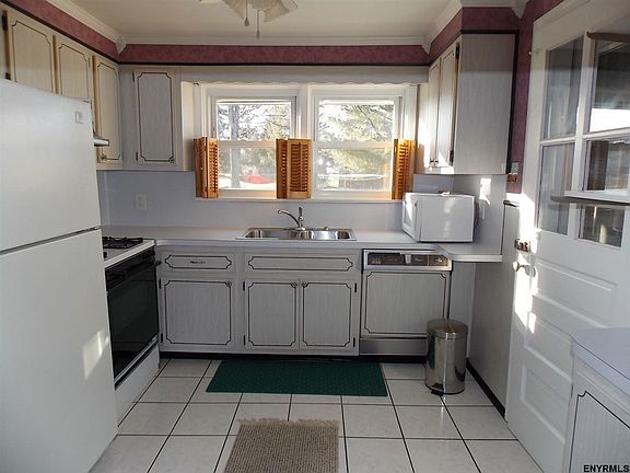 3rd image of 16 Rose Ct