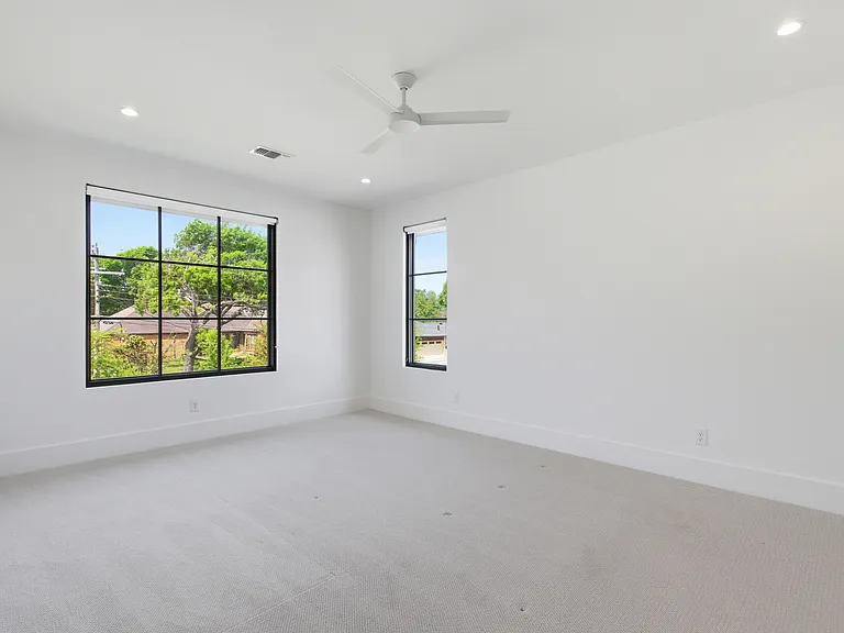 9855 Kingsway Ave — Photo 39