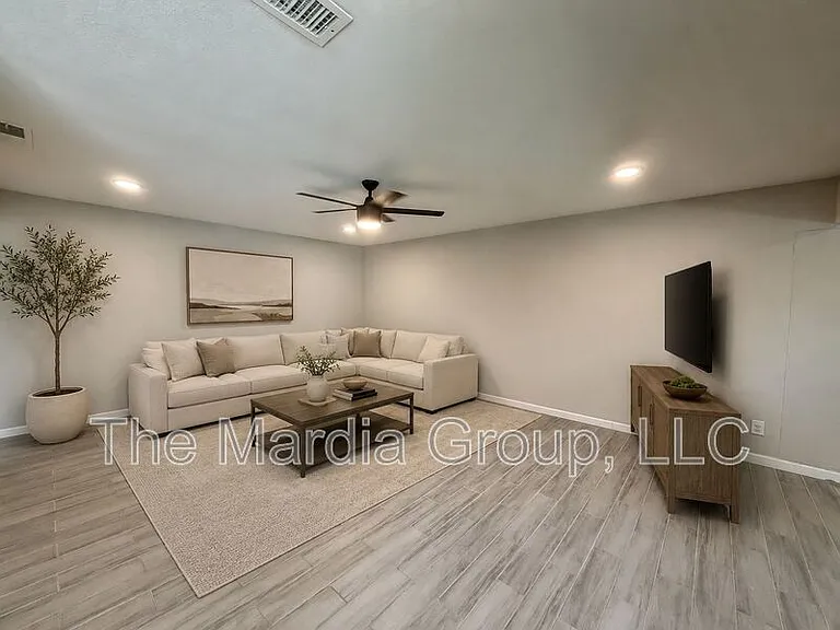519 Price Dr — Photo 3