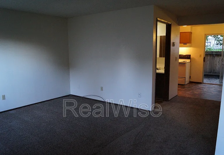 1007 NW C St #B — Photo 4