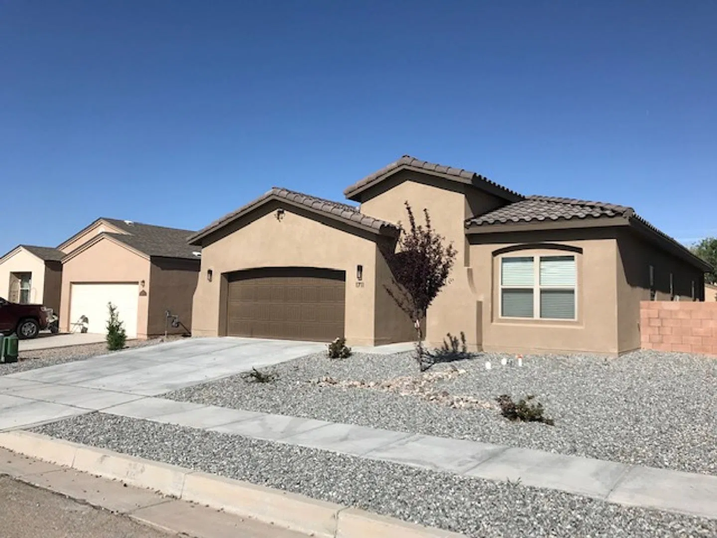 Amazing newer 4 bedroom home in Los Lunas! Built in 2023. Great location. — Photo 2