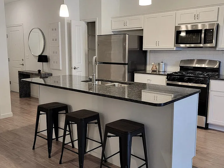 Park West Apartments — Photo 4