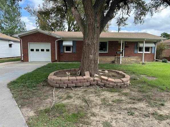 1204 N Park St, Hoisington, KS 67544