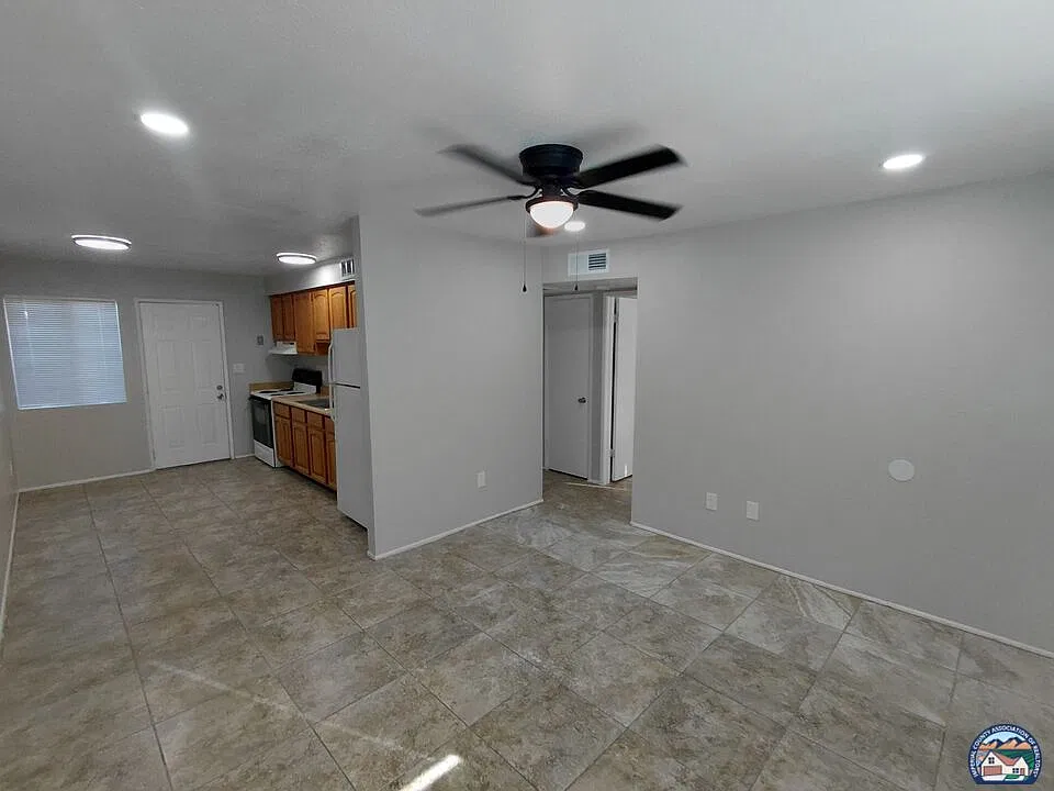 2 bed, 1.0 bath, 2704 sqft, $1,100 — Photo 2