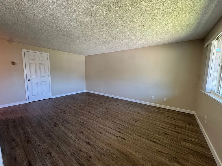 885 NE Sunset St #6 — Photo 8