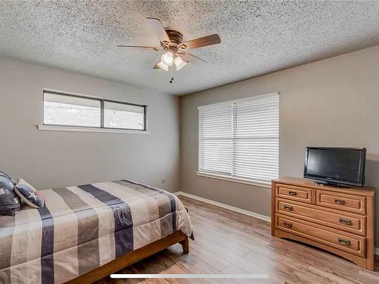 203 E Brier Ln — Photo 16