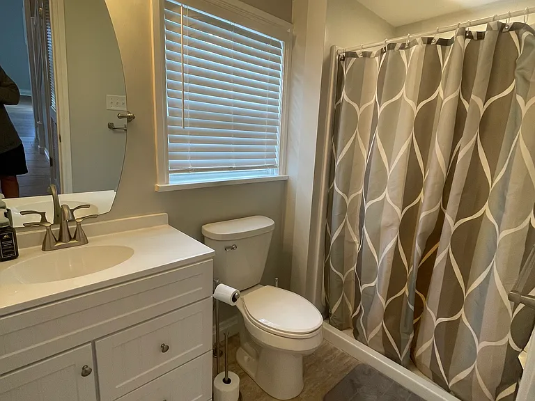Full bathroom - 2nd floor