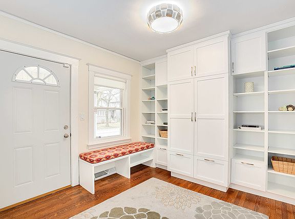 3rd image of 832 Lyman Ave
