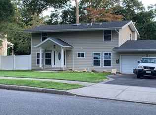 4 Redleaf Ln, Commack, NY 11725
