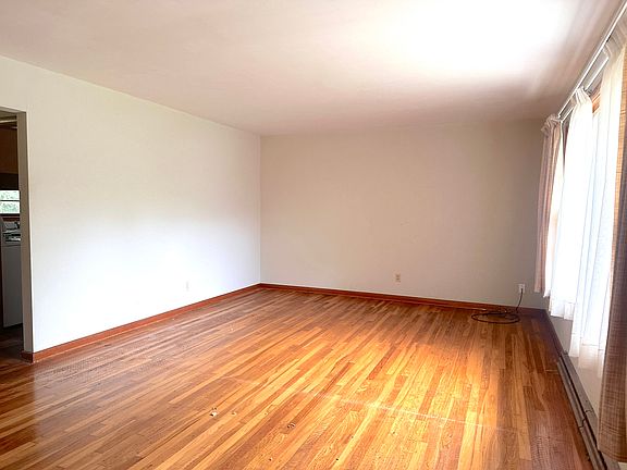 4th image of 306 S Orchard Dr