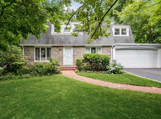 17 Entrance Rd, Roslyn Heights, NY 11577