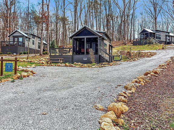 3rd image of 42 Oakleaf Trl