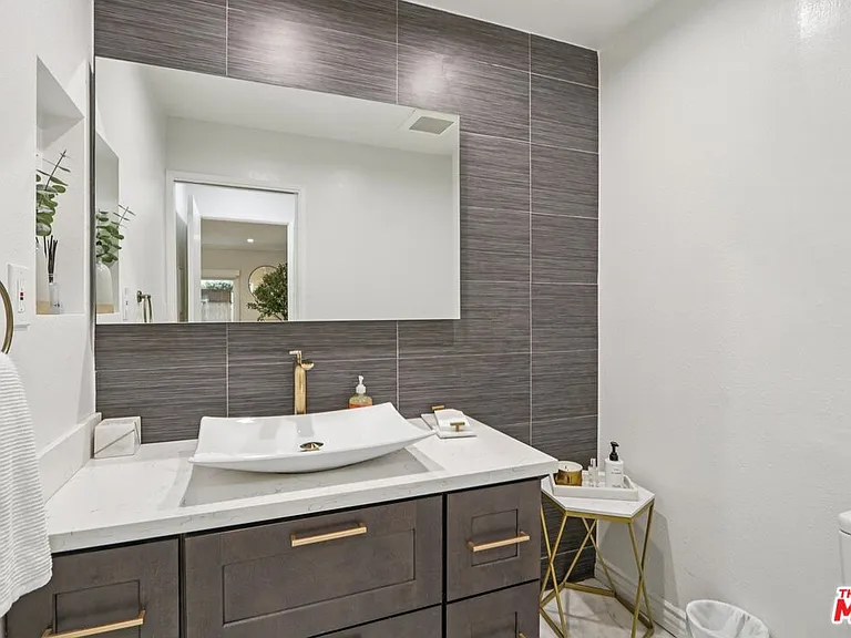 5139 Balboa Blvd #2 — Photo 9