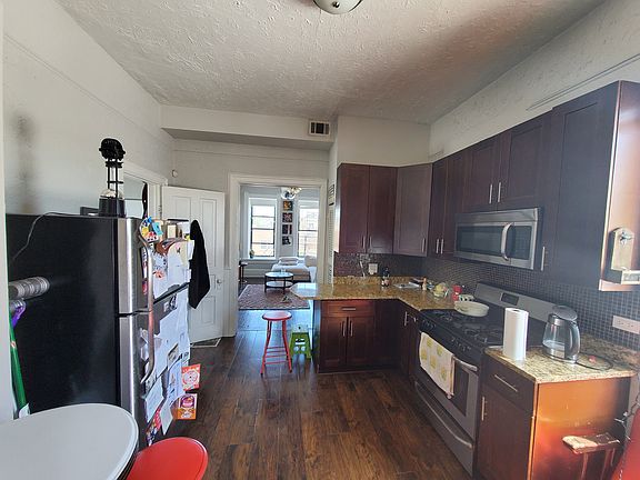 2nd image of 1528 N Ashland Ave #3F