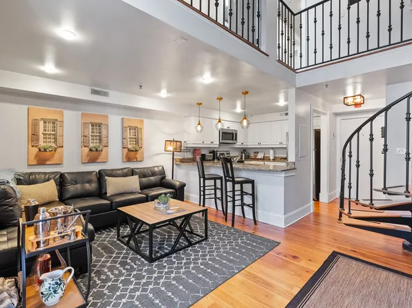 377 King St #203, Charleston, SC 29401