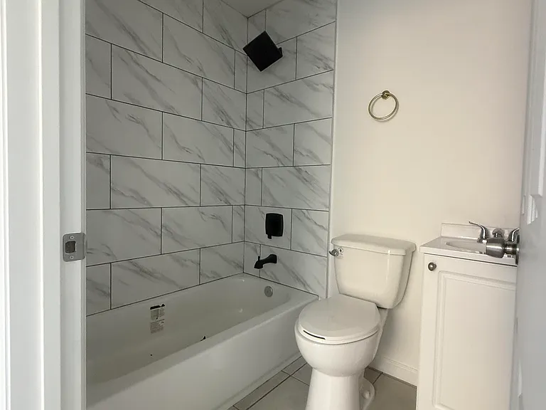 4220 Kenwood Ave — Photo 2