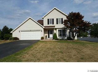 29 Kemp Dr, Macedon, NY 14502