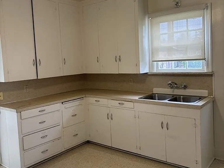595 E Washington St — Photo 7