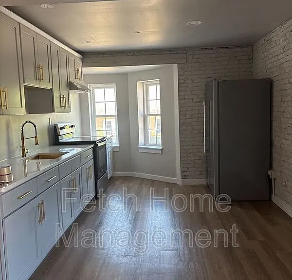 218 Walnut St #3 — Photo 6