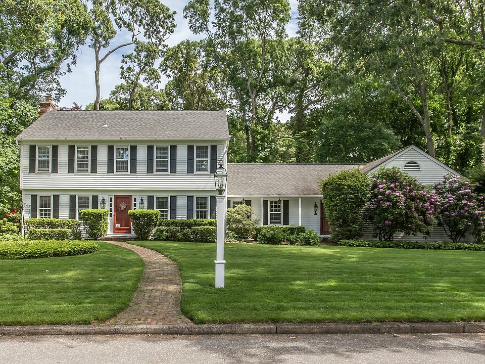 1st image of 8 Wainscott Ln