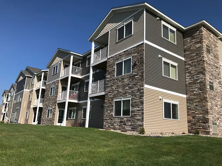 235 20th St SE — Photo 3