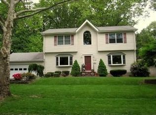 270 Haywood Dr, Paramus, NJ 07652