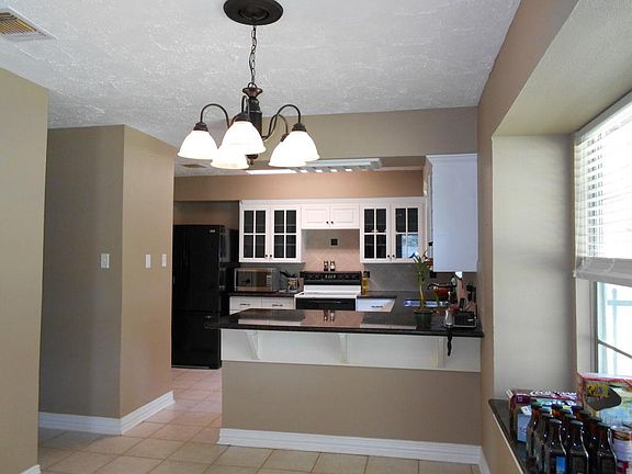 5th image of 214 Old Oaks St