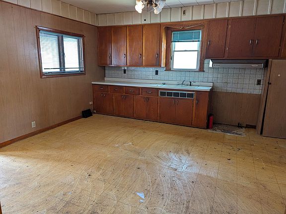 3rd image of 734 E Illinois St