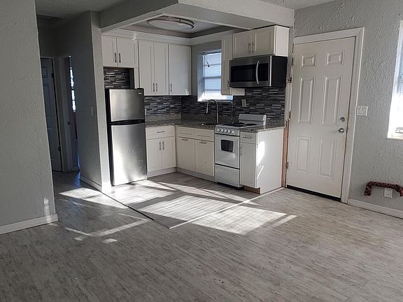 3rd image of 828 N Grandview Ave
