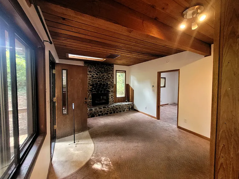 1327 Toledo St — Photo 9