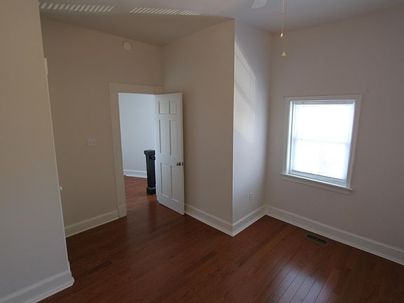 3rd image of 110 W Clay St #B